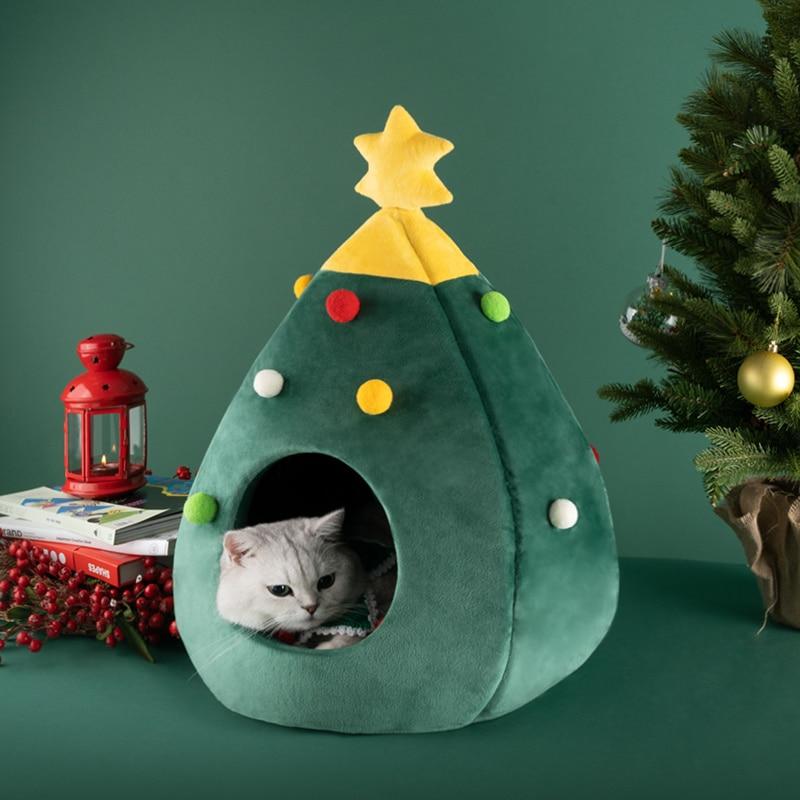 Weiche Katzenhöhle im Weihnachtsbaum Design