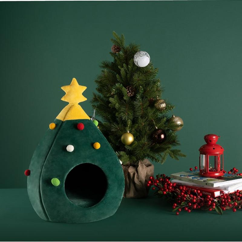 Weiche Katzenhöhle im Weihnachtsbaum Design